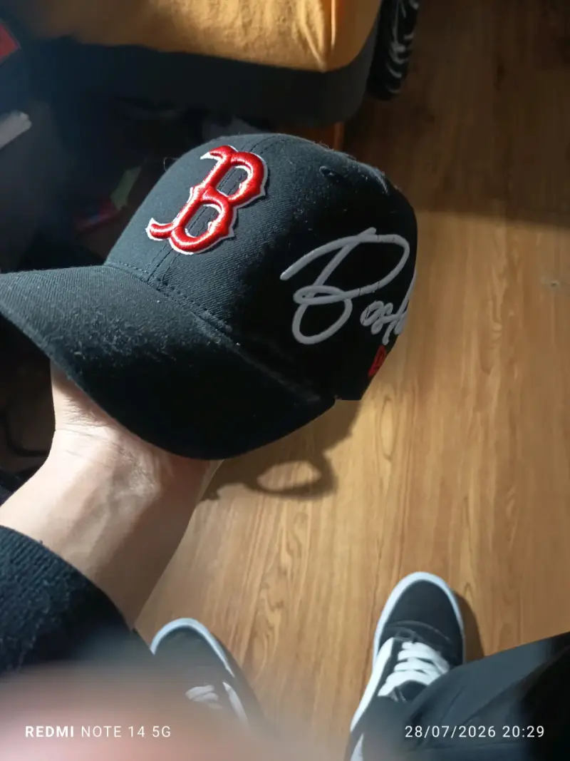 Gorra negra con logo bordado - 1