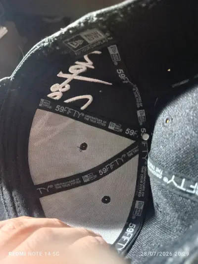Gorra negra con logo bordado - miniatura 3