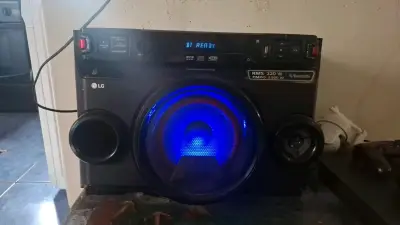 Parlante LG con Bluetooth y Luz LED - miniatura 1