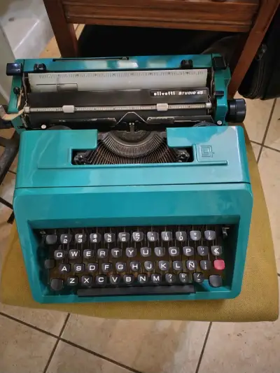 Máquina de Escribir Olivetti Studio 45 Vintage - miniatura 1