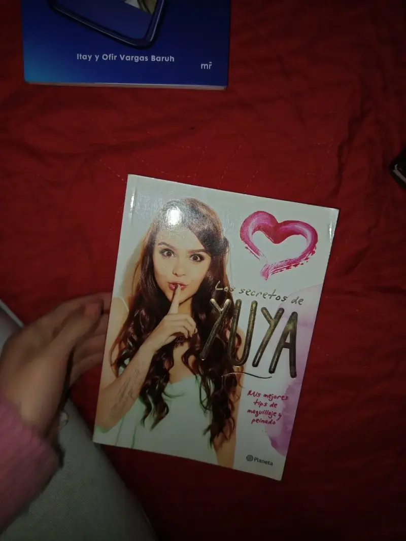 Libro 'Los Secretos de Yuya' de maquillaje y peinado