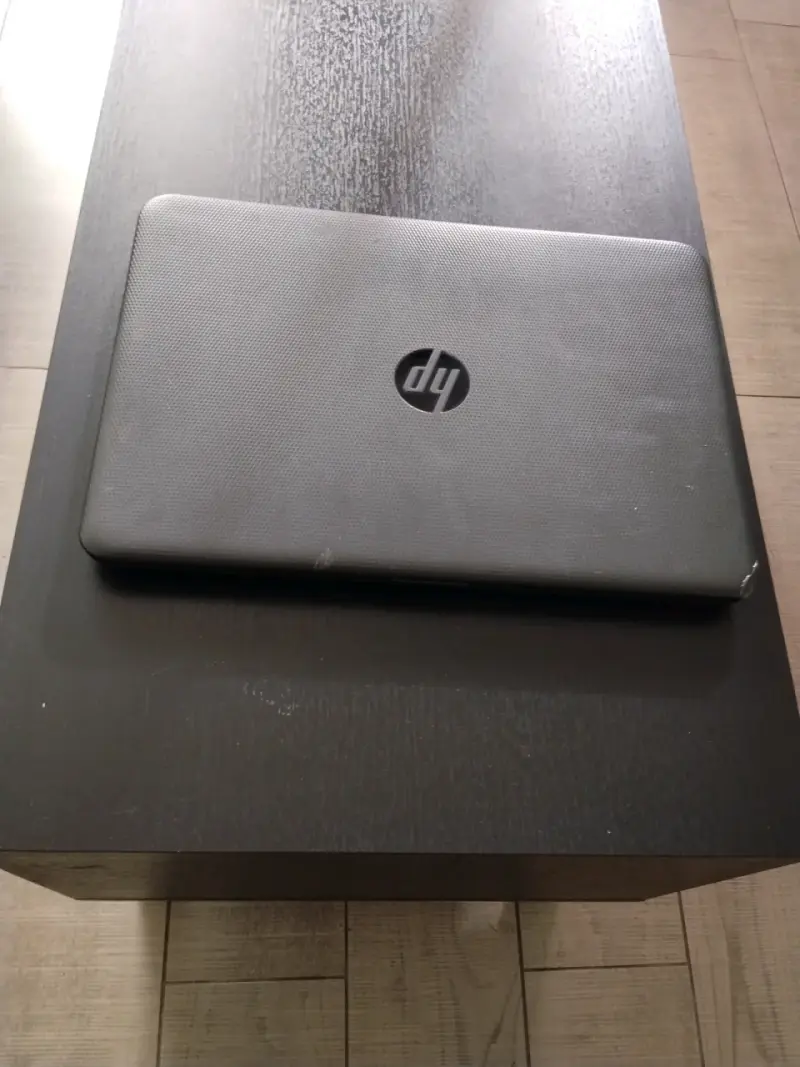 Notebook HP con pantalla de 15 pulgadas - 1