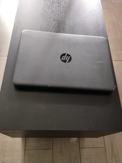 Notebook HP con pantalla de 15 pulgadas - miniatura 1