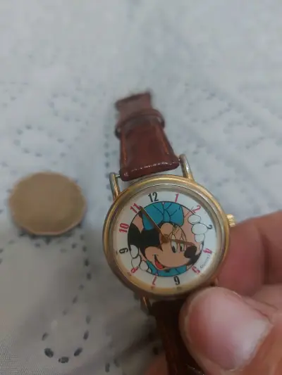 Reloj de pulsera vintage con diseño de Mickey Mouse - miniatura 1