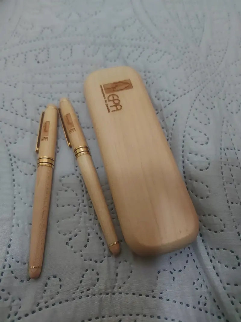 Set de bolígrafo y pluma de madera con estuche - 1