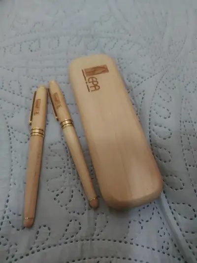 Set de bolígrafo y pluma de madera con estuche - miniatura 1