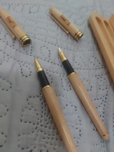 Set de bolígrafo y pluma de madera con estuche - miniatura 3