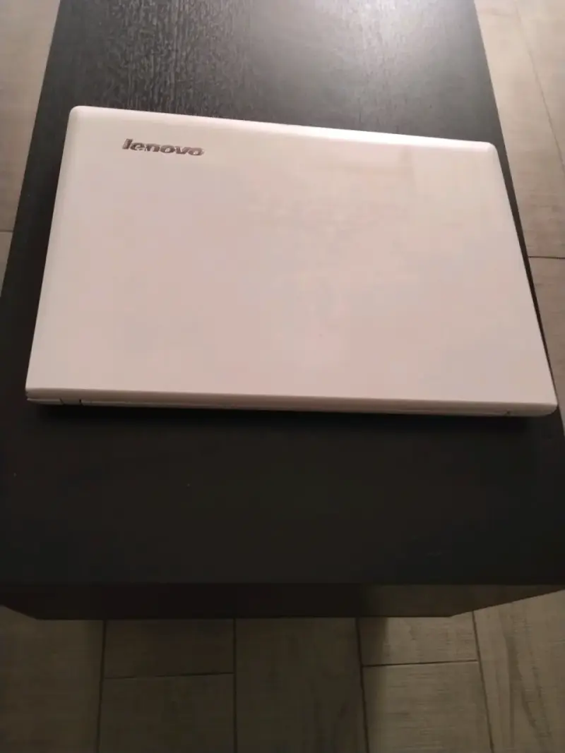 Laptop Lenovo blanca en buen estado - 1