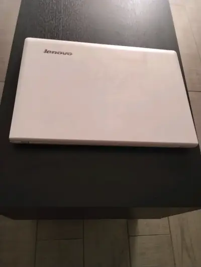 Laptop Lenovo blanca en buen estado - miniatura 1