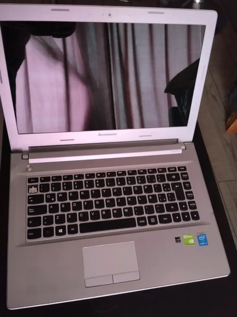 Laptop Lenovo blanca en buen estado - 2