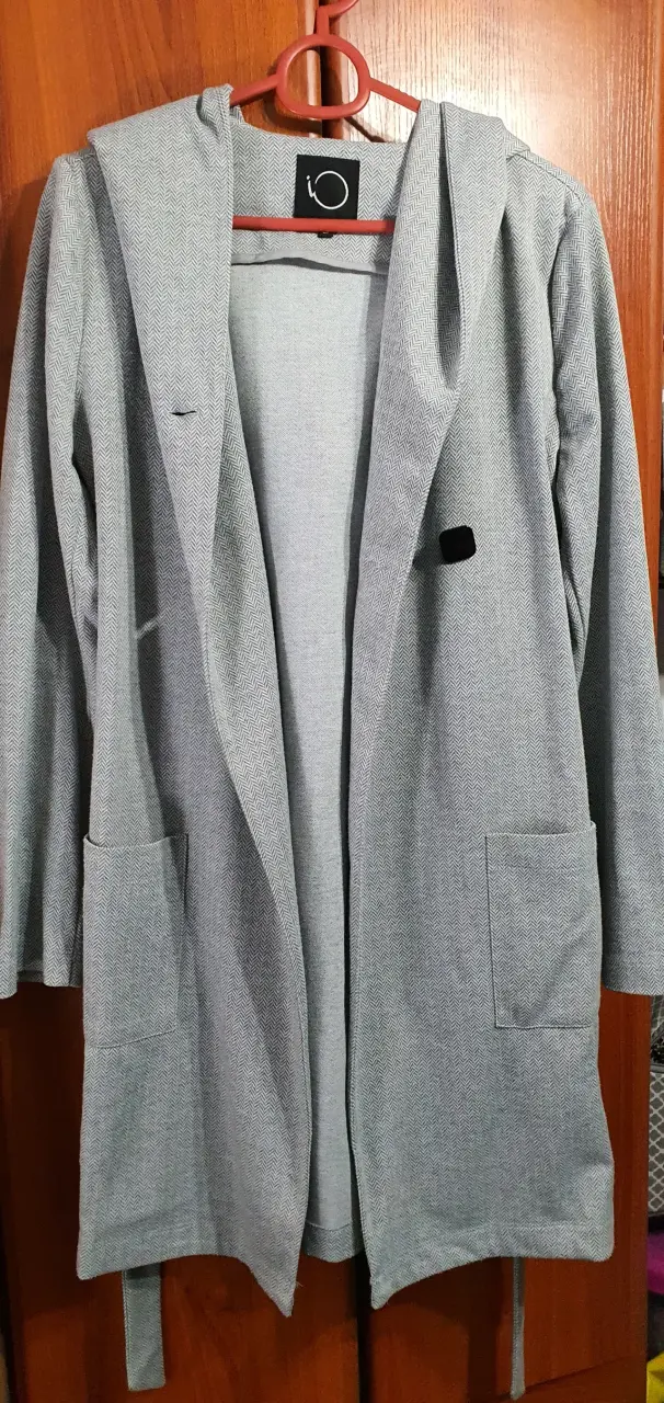 Abrigo gris con capucha y bolsillos