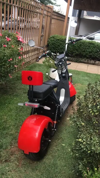 Scooter eléctrico rojo con respaldo - miniatura 1