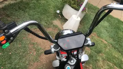 Scooter eléctrico rojo con respaldo - miniatura 2