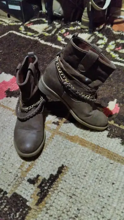 Botines de cuero marrón con cadenas decorativas - miniatura 1