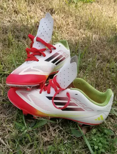 Botines de fútbol Adidas F50 rojos y blancos - miniatura 1