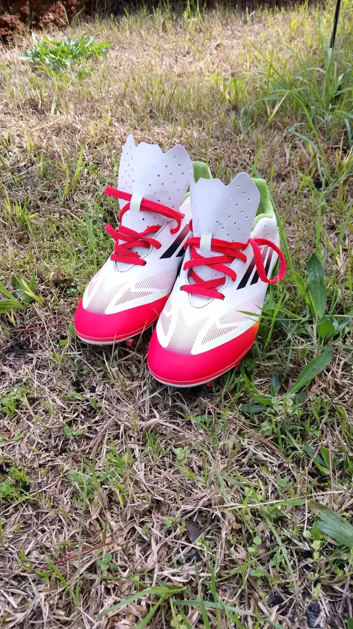 Botines de fútbol Adidas F50 rojos y blancos - 2