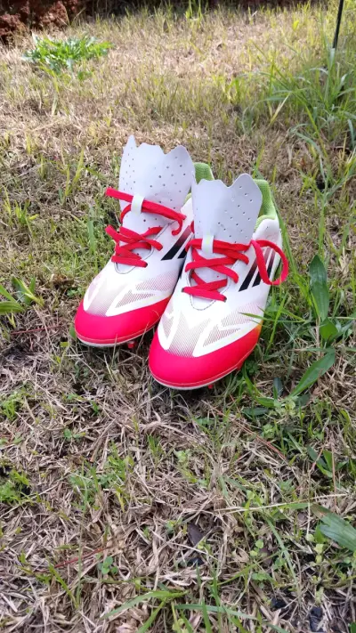 Botines de fútbol Adidas F50 rojos y blancos - miniatura 2