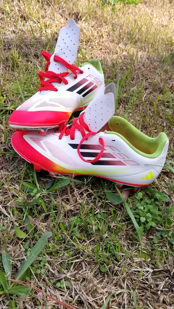 Botines de fútbol Adidas F50 rojos y blancos - 3