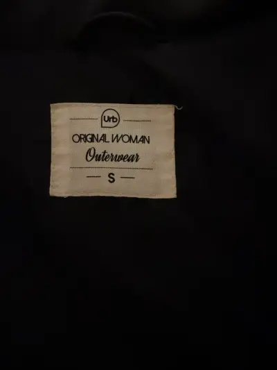Chaqueta acolchada negra para invierno - miniatura 3