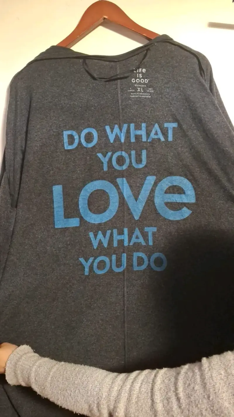 Polera gris con estampado Life Is Good - 3