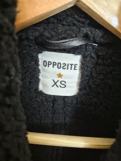 Chaqueta ecocuero negra Opposite forro chiporro - miniatura 3