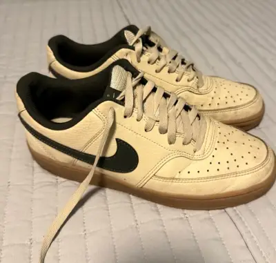 Zapatillas Nike originales beige y negras - miniatura 1