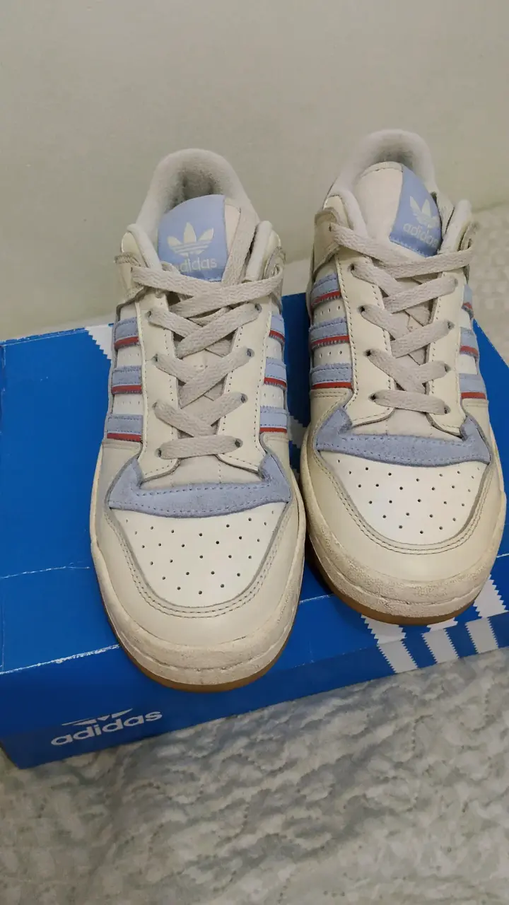 Zapatillas Adidas blancas con detalles azules
