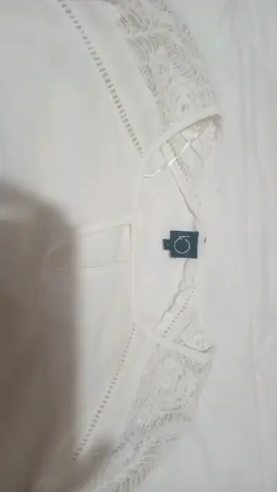 Blusa blanca con encaje en mangas - miniatura 1