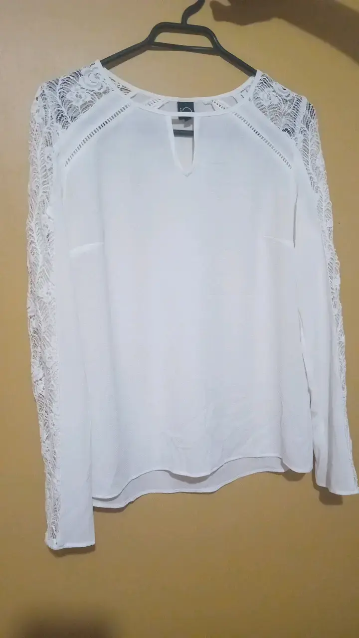 Blusa blanca con encaje en mangas - 2