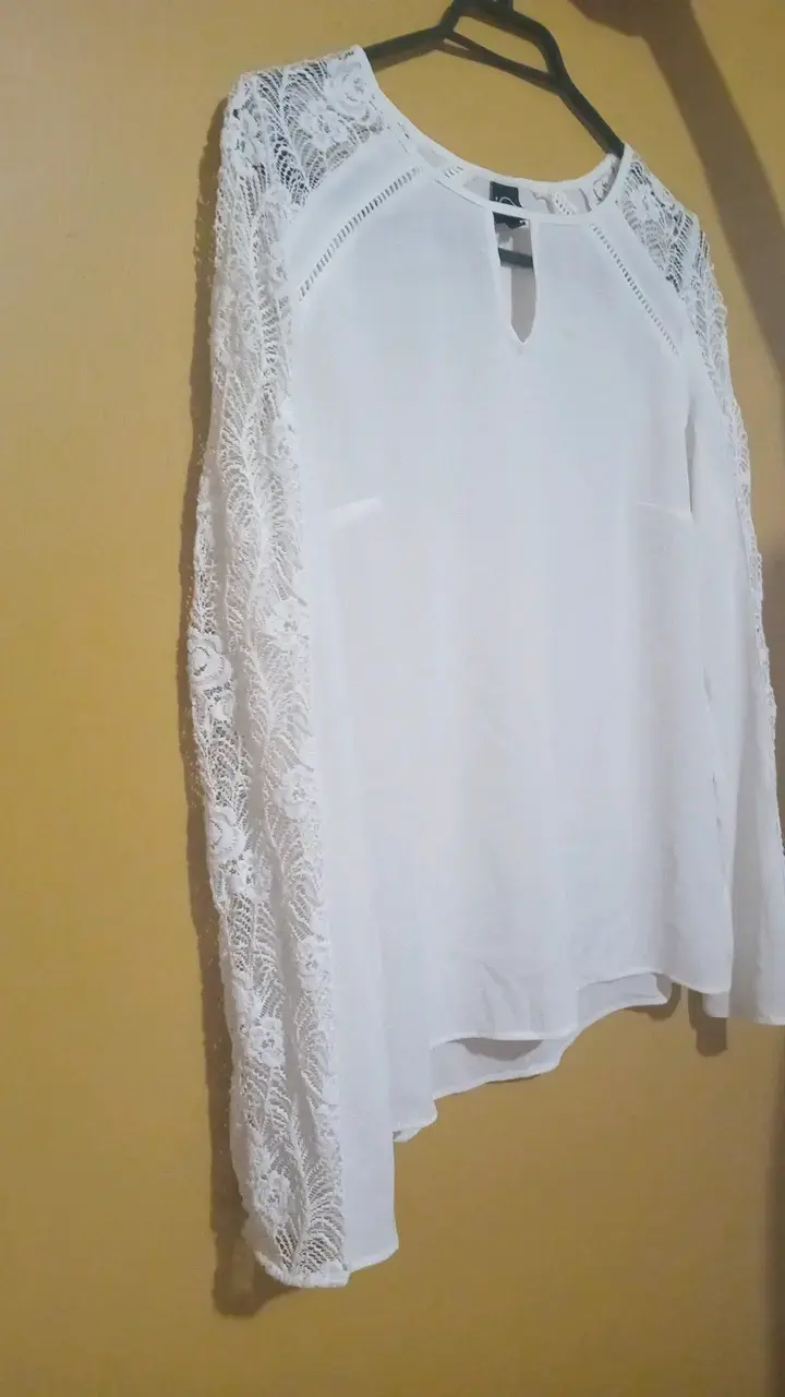 Blusa blanca con encaje en mangas - 3
