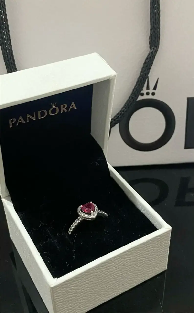 Anillo de plata con piedra roja Pandora