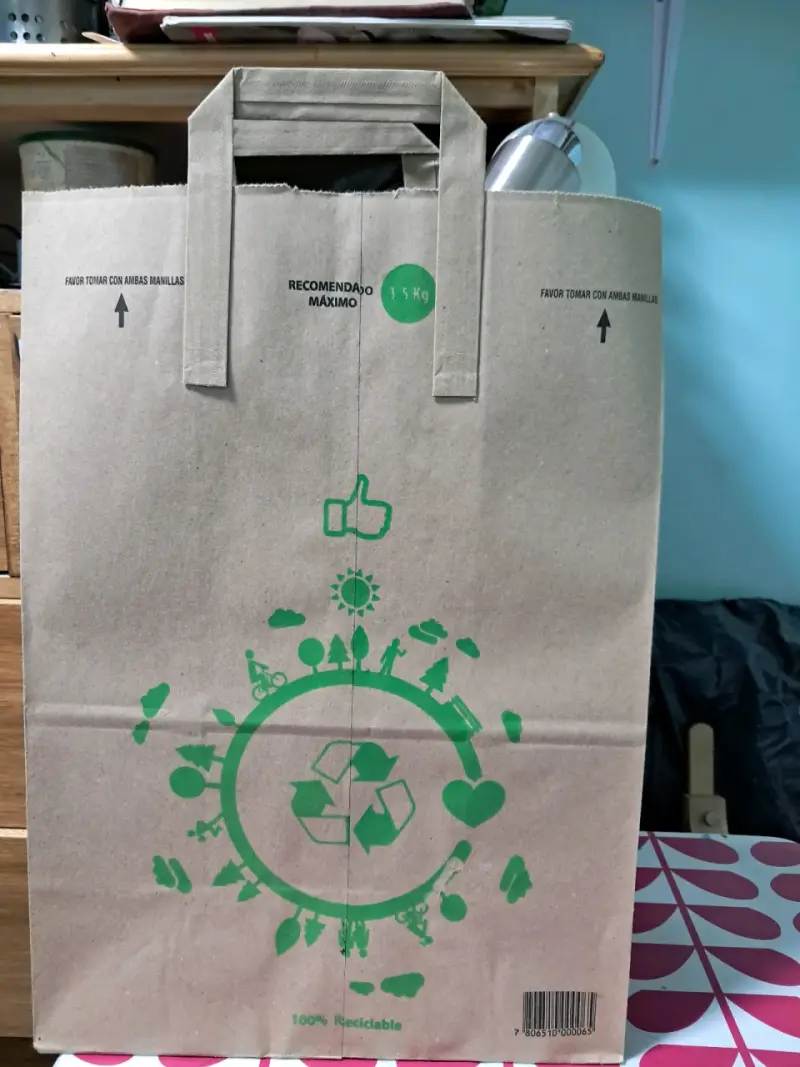 Bolsa de papel reciclable con asas
