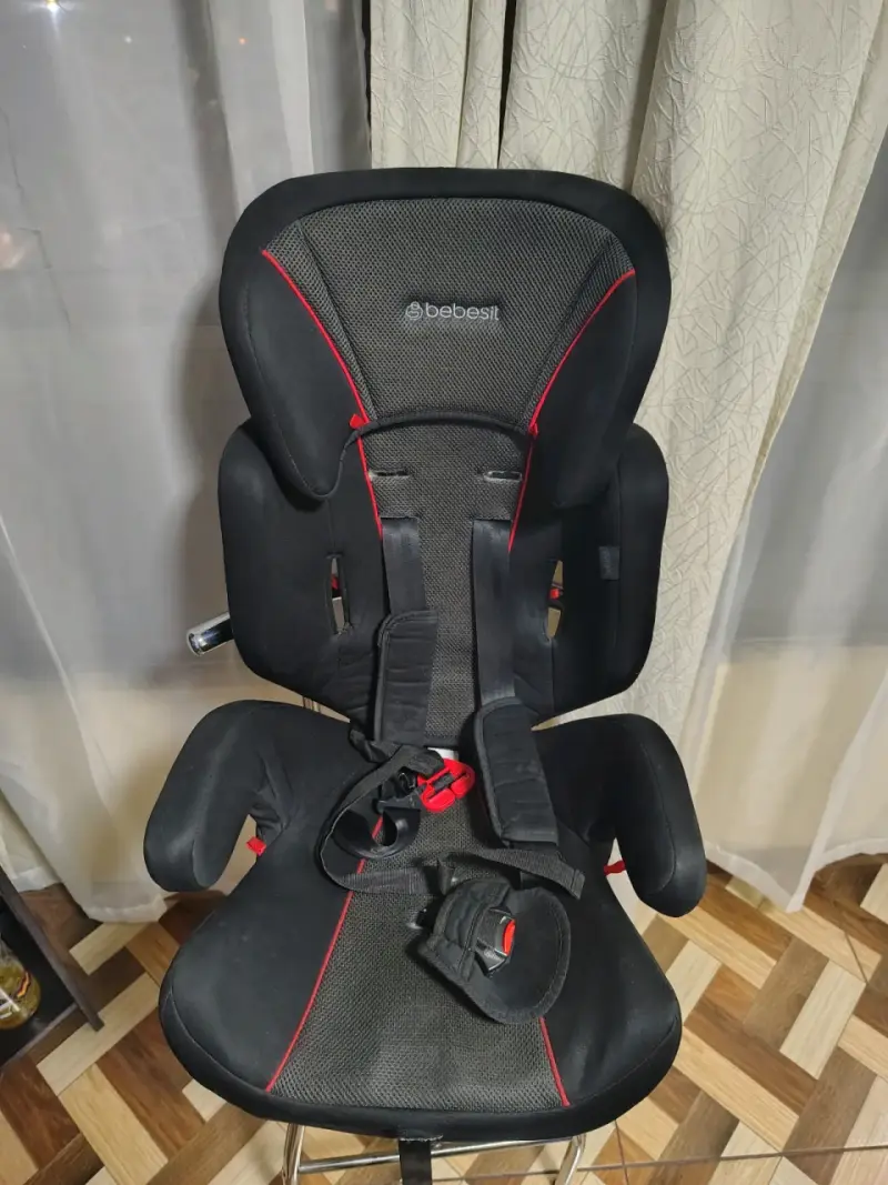 Silla de Auto Bebesit Negra con Detalles Rojos - 1