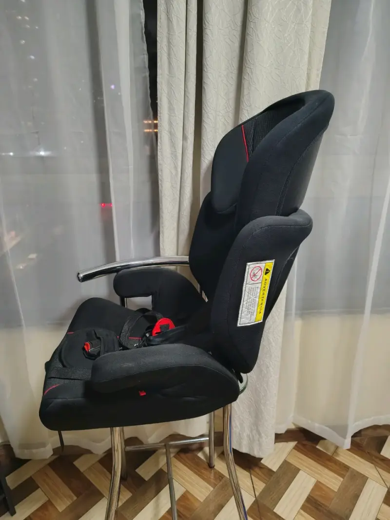 Silla de Auto Bebesit Negra con Detalles Rojos - 2