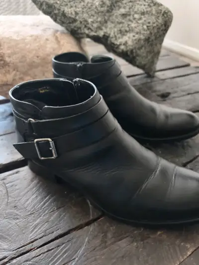 Botines de cuero negro con hebilla para mujer. - miniatura 2