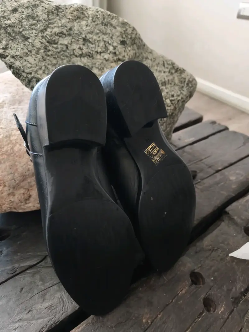 Botines de cuero negro con hebilla para mujer. - 3
