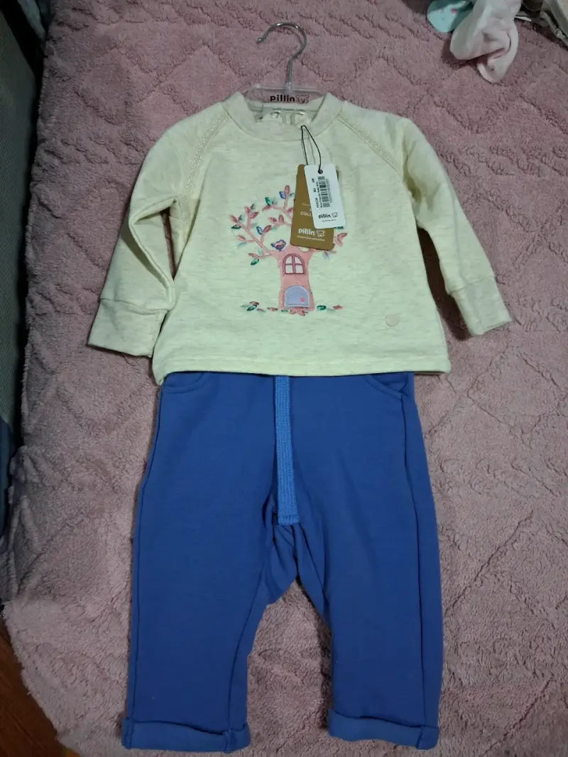 Conjunto de bebé Pillin con diseño de árbol