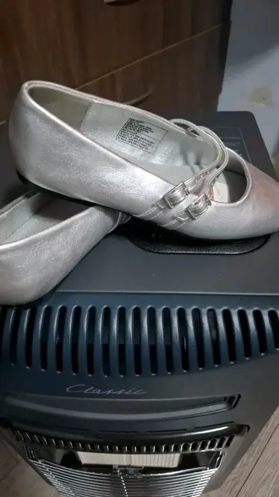 Zapatos planos plateados para mujer - miniatura 1