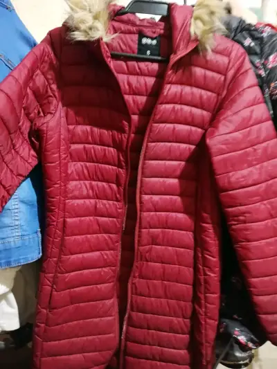 Chaqueta acolchada roja con capucha de piel sintética - miniatura 1