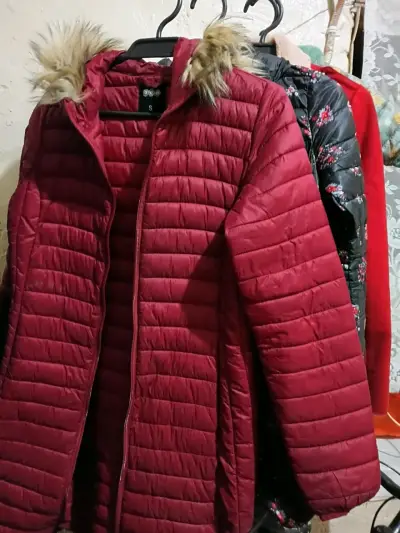 Chaqueta acolchada roja con capucha de piel sintética - miniatura 2
