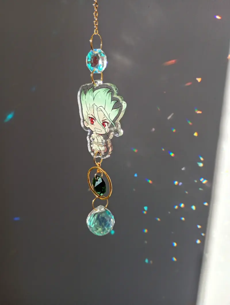 Colgante decorativo con personaje de anime y cristales