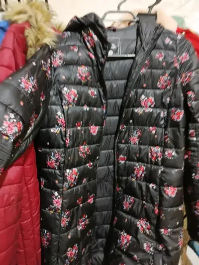 Chaqueta acolchada negra con flores para mujer - miniatura 1