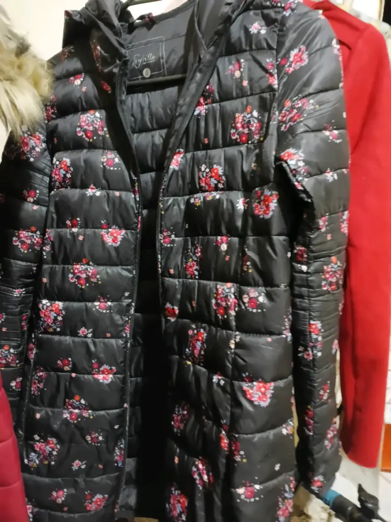 Chaqueta acolchada negra con flores para mujer - 2