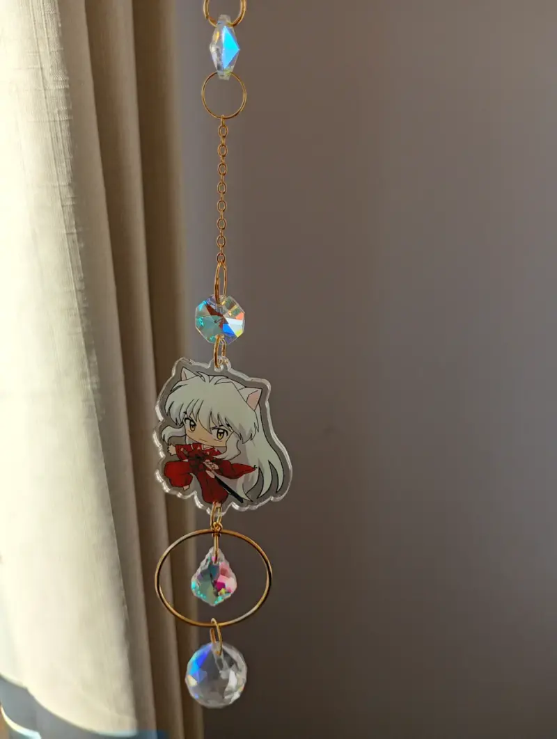 Colgante decorativo con personaje anime y cristales - 1