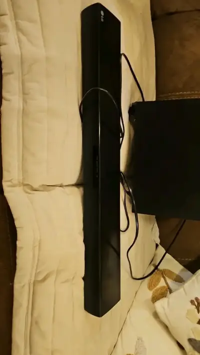 Barra de sonido LG con subwoofer - miniatura 1