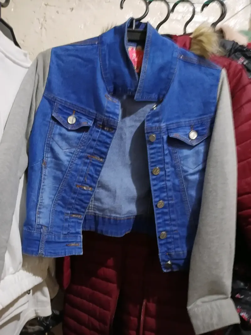 Chaqueta de mezclilla con mangas grises