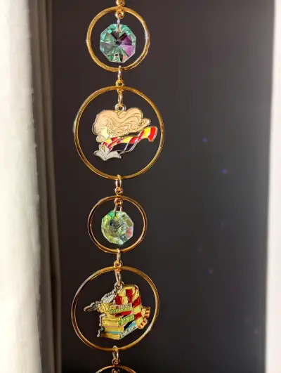 Colgante decorativo con cristales y figuras - miniatura 1