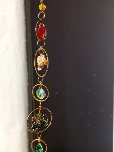 Colgante decorativo con cristales y figuras - miniatura 2
