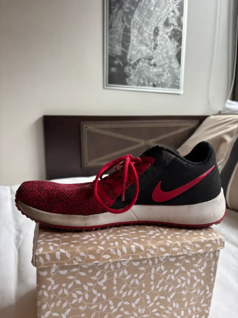 Zapatillas Nike rojas con negro - 1