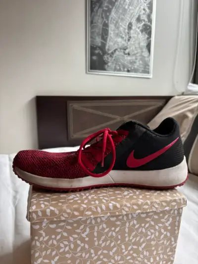 Zapatillas Nike rojas con negro - miniatura 1